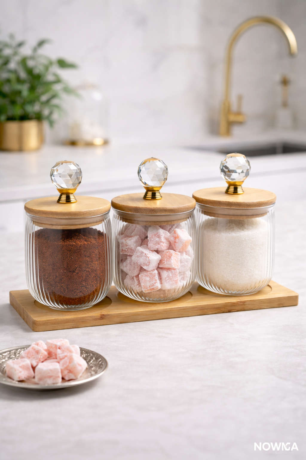 Kristal Kulplu Cam Kavanoz (8x8 cm) Seti 3’lü – Bambu Kapaklı & Ahşap Altlıklı Dekoratif Saklama Kabı